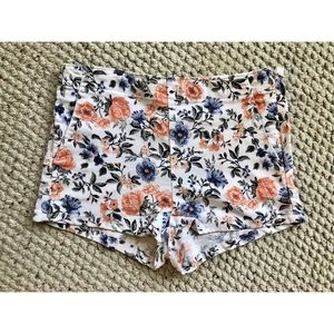 Super cute high waisted flowery shorts!